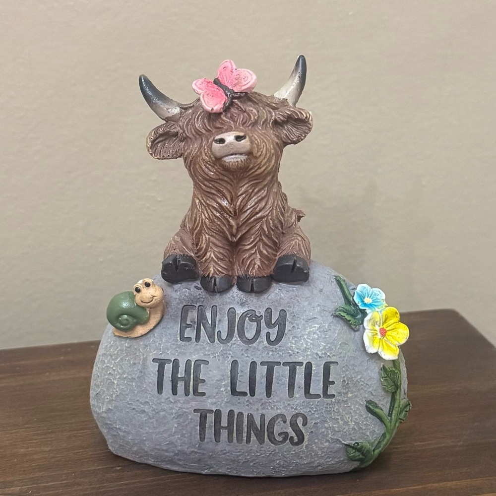 Decorative Highland Cow Figurine with Flowers